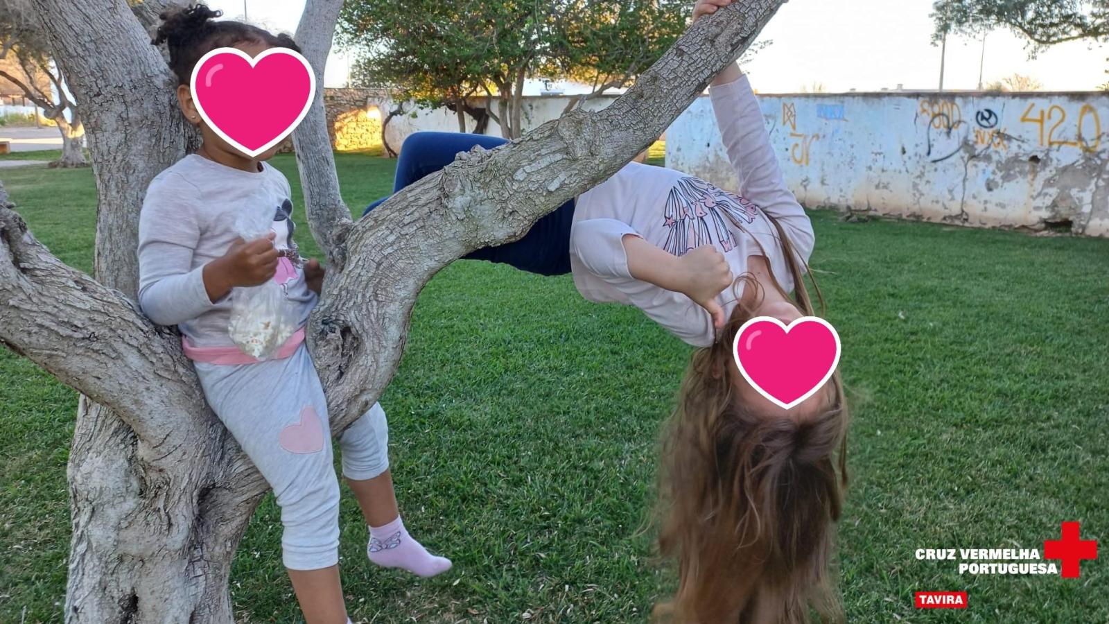 Playing in the street with Associação Rotinas Selvagens