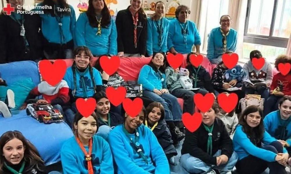 Tavira guides bring Christmas spirit to children at Casa de Acolhimento