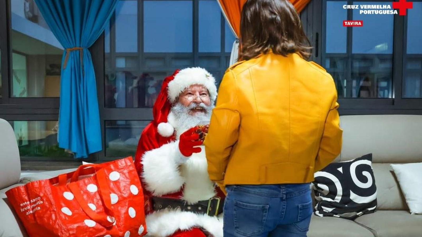 Santa Claus - from Benfica - visits Casa de Acolhimento