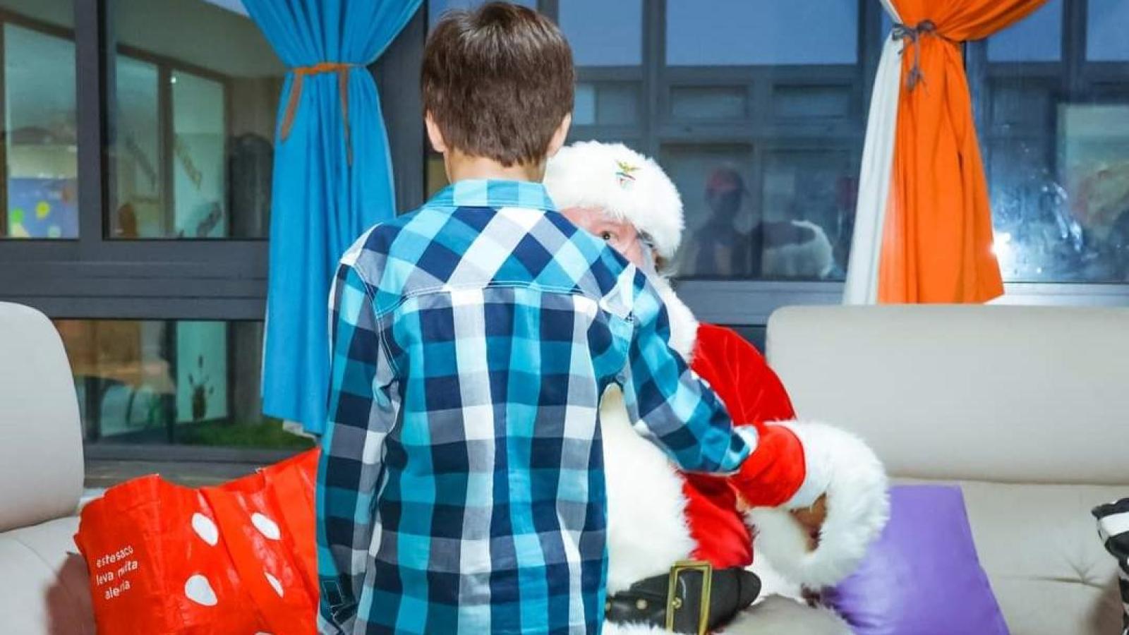 Santa Claus - from Benfica - visits Casa de Acolhimento